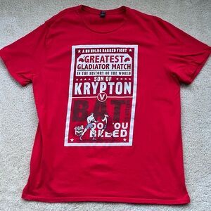 District Unisex Adult Red Superman v. Batman Short Sleeve T Shirt - 2XL - EUC